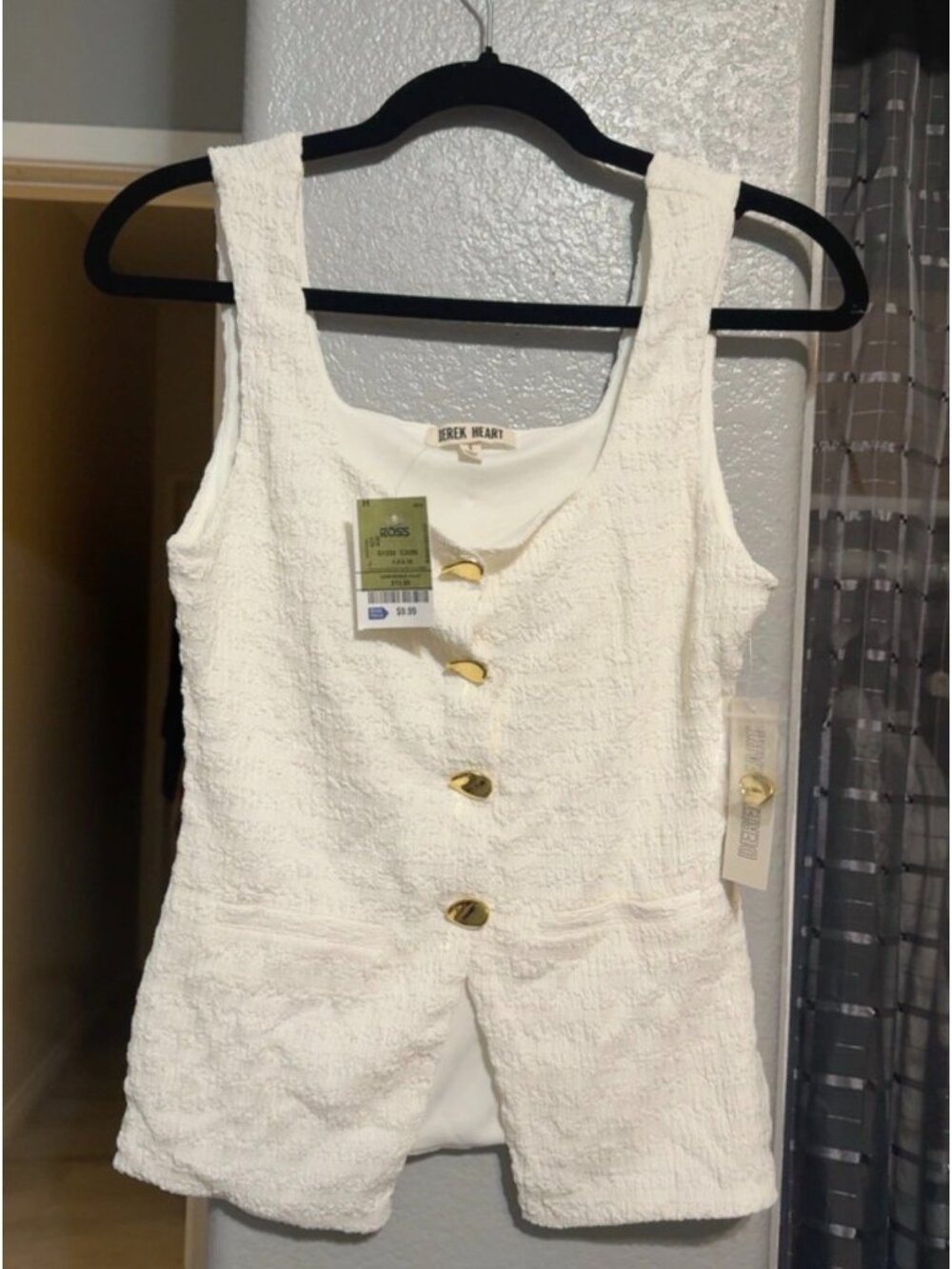 Derek Heart White Textured Button-Front Tank Top With Gold Accents Sleeveless